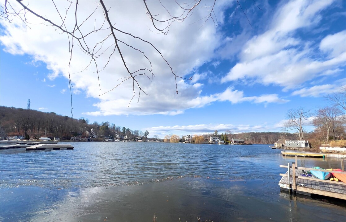 9 Tamarack Rd in Mahopac, NY - Building Photo