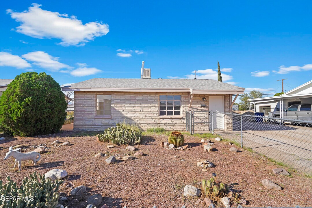 5017 Sierra Madre Dr in El Paso, TX - Building Photo