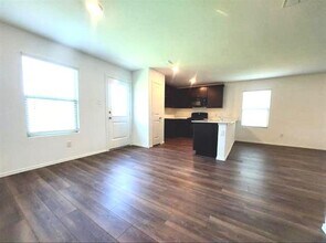 1112 Wildflower St in Ennis, TX - Foto de edificio - Building Photo