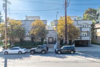 12010 Magnolia Blvd in Valley Village, CA - Building Photo - Building Photo