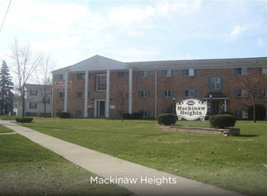 Mackinaw Heights in Saginaw, MI - Foto de edificio - Building Photo