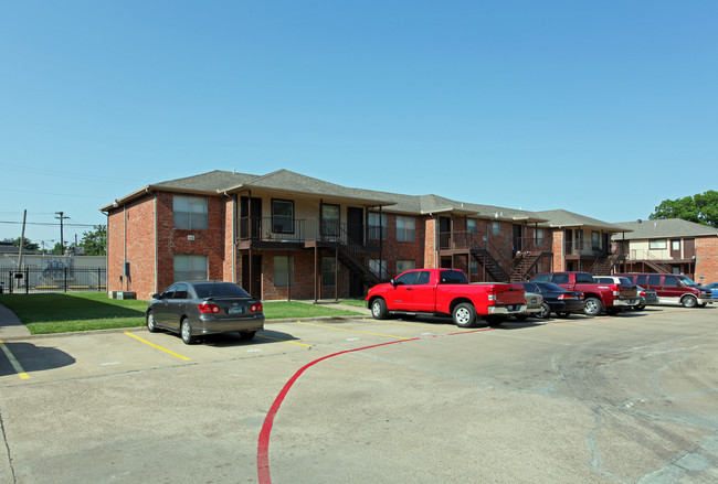 Walnut Creek Apartments in Carrollton, TX - Building Photo - Building Photo