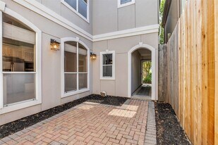 4916 Travis St in Houston, TX - Building Photo