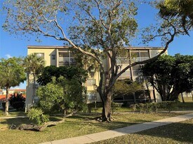 1810 N Lauderdale Ave, Unit 2210 in North Lauderdale, FL - Building Photo