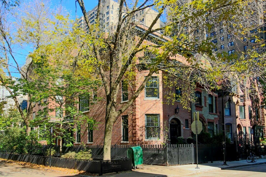 36 E Schiller St in Chicago, IL - Building Photo