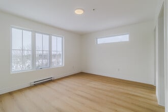 975 Brookside Dr in Fredericton, NB - Building Photo - Building Photo