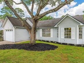 1053 Emerald Ln in Fort Walton Beach, FL - Foto de edificio - Building Photo