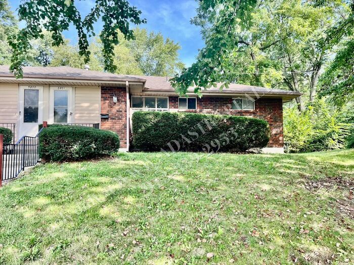 5801 Larsen Ln in Shawnee, KS - Building Photo