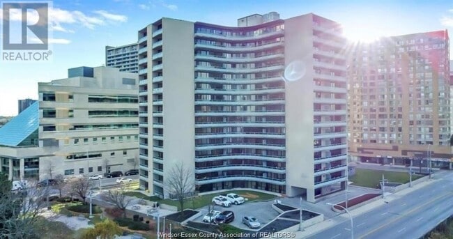 111 Riverside Dr E