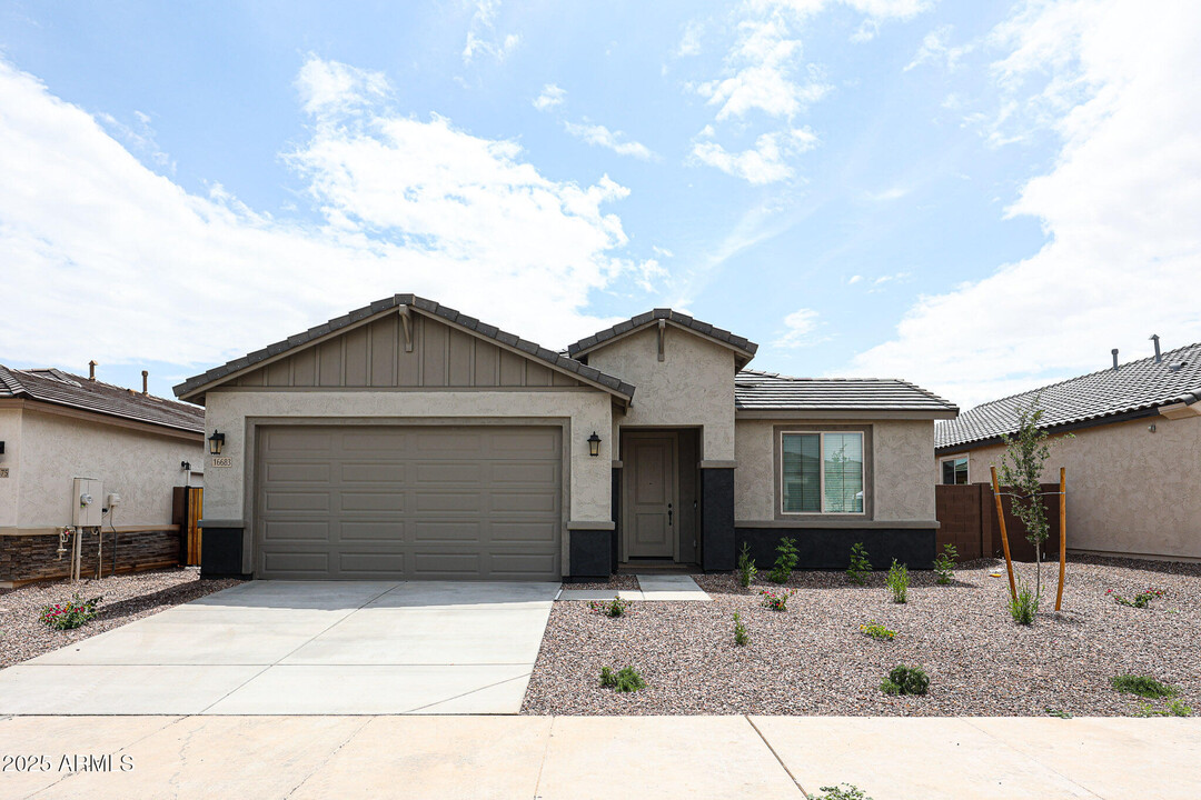 16683 W Whispering Wind Dr in Surprise, AZ - Building Photo