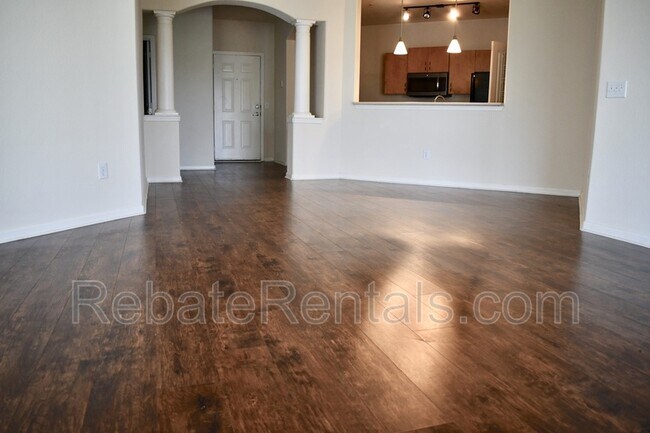 8290 Gate Pkwy W in Jacksonville, FL - Building Photo - Building Photo