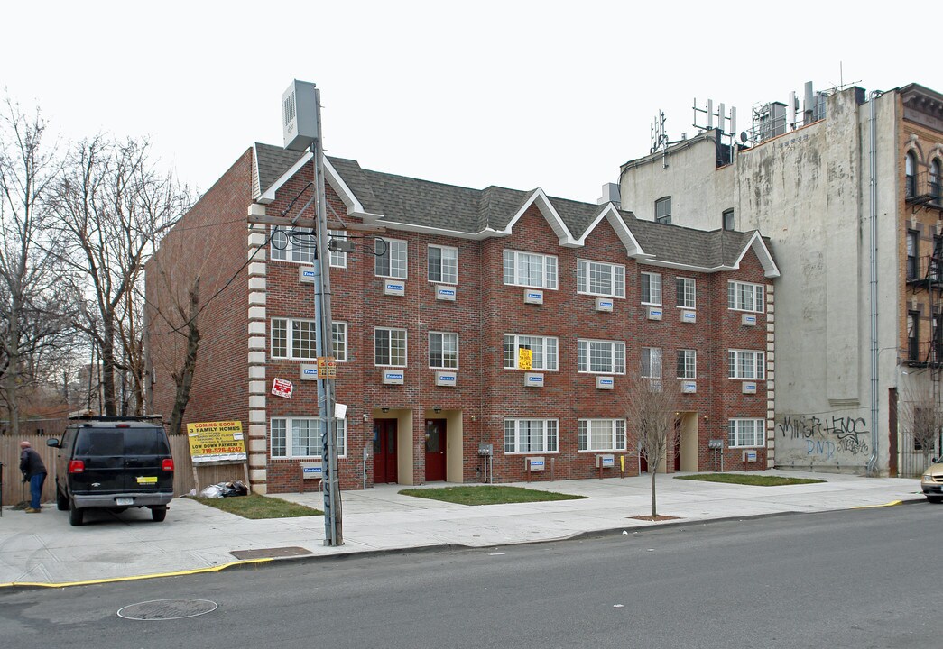 496 Central Ave in Brooklyn, NY - Foto de edificio