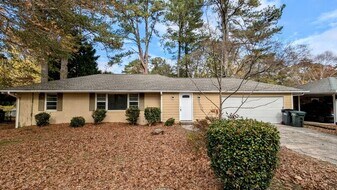 294 Robin Ln SE in Marietta, GA - Building Photo