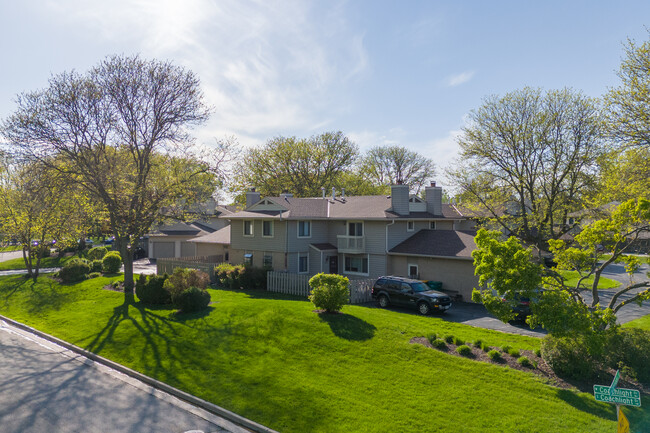 Coachlight Village Townhomes in New Berlin, WI - Foto de edificio - Building Photo