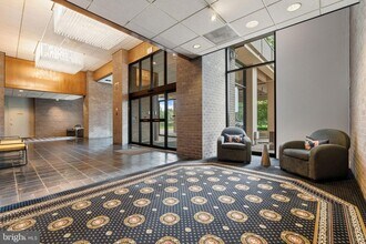 1800 Old Meadow Rd, Unit 1218 in McLean, VA - Foto de edificio - Building Photo