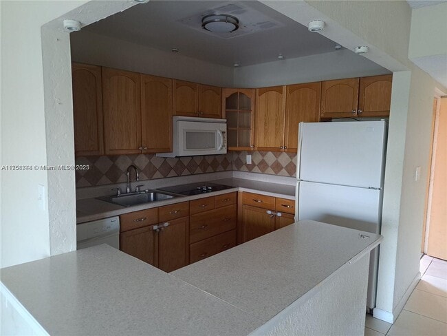 17600 NW 68th Ave in Hialeah, FL - Foto de edificio - Building Photo