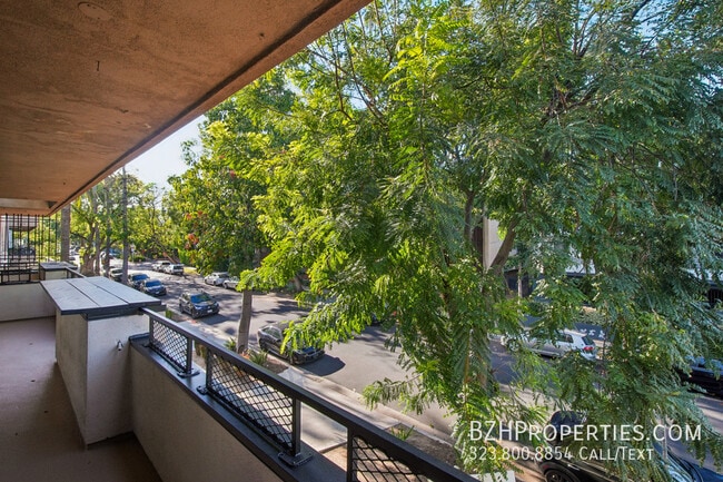 7540 Hampton Ave in West Hollywood, CA - Building Photo - Building Photo