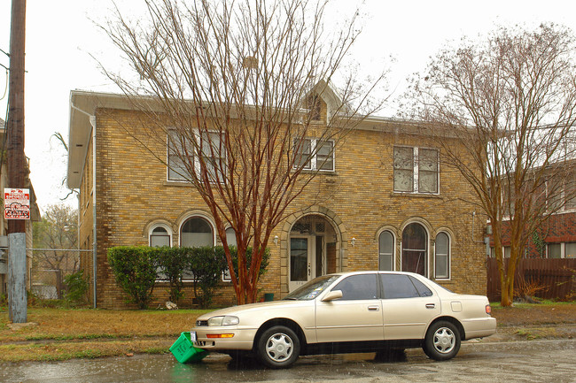 726 W Russell Pl in San Antonio, TX - Building Photo - Building Photo