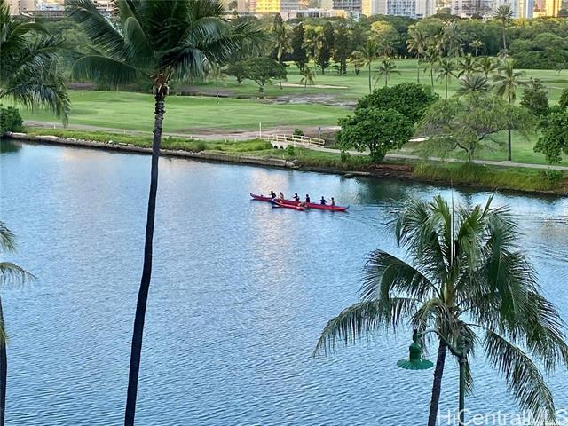 2355 Ala Wai Blvd in Honolulu, HI - Building Photo - Building Photo