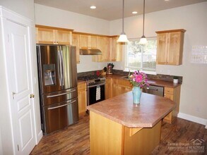 20333 Aberdeen Dr in Bend, OR - Foto de edificio - Building Photo