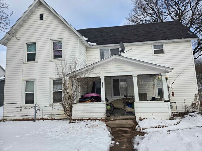 220 Sara St in Eau Claire, WI - Building Photo - Building Photo