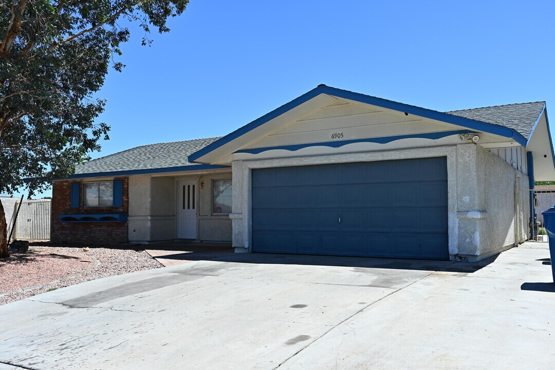 6905 Singing Dunes Ln in Las Vegas, NV - Building Photo