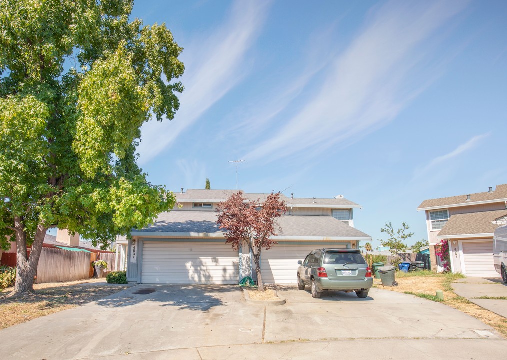 4537-4539 Jenness Way in Sacramento, CA - Building Photo