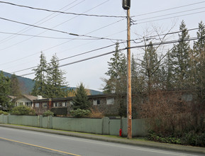 3430-3450 Capilano Rd in North Vancouver District, BC - Building Photo - Building Photo