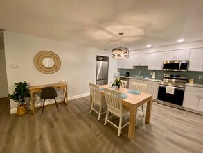 299 E Central Blvd, Unit 15 in Cape Canaveral, FL - Foto de edificio - Building Photo