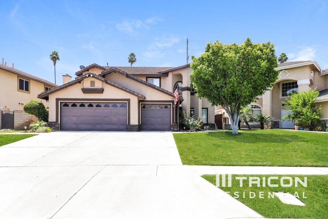 844 Greenridge Rd in Corona, CA - Foto de edificio