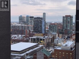 77 Mutual St in Toronto, ON - Building Photo