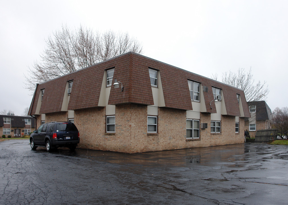 2075 Wolosyn Cir in Youngstown, OH - Foto de edificio