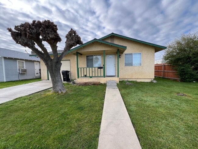 1417 Hall Ave in Corcoran, CA - Building Photo - Building Photo