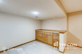 8675 Westwind Cir in Eden Prairie, MN - Building Photo - Building Photo