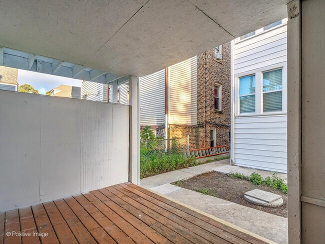 3016 W 40th St, Unit 1 Rear in Chicago, IL - Foto de edificio - Building Photo