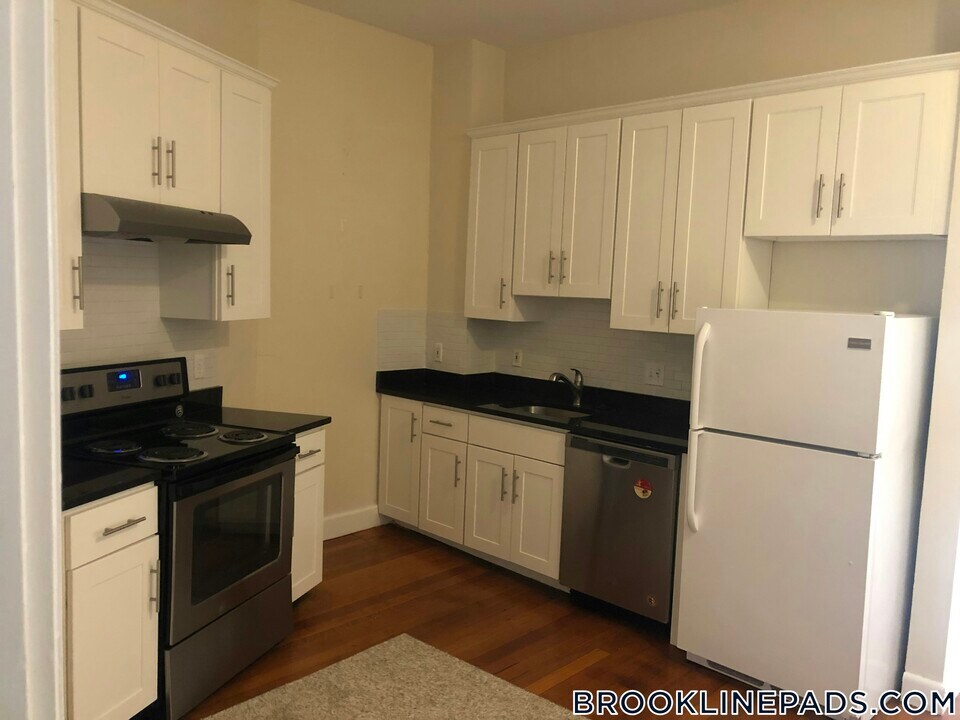 1728 Beacon St in Brookline, MA - Building Photo