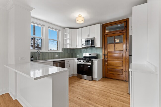 5408 W George St, Unit 2 in Chicago, IL - Building Photo - Building Photo