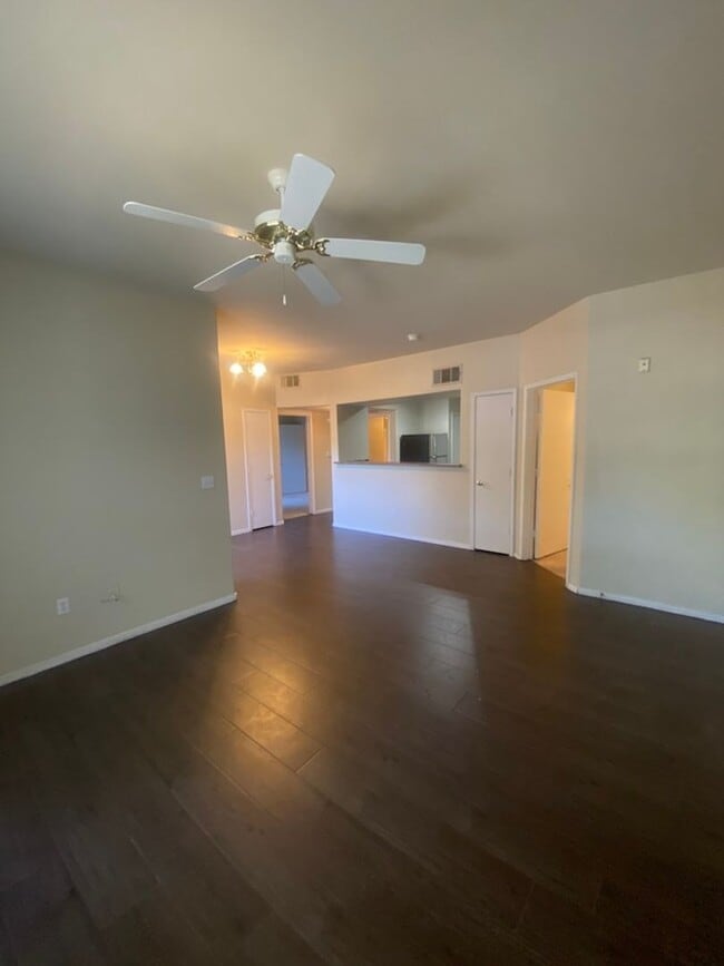 7255 W Sunset Rd in Las Vegas, NV - Building Photo - Building Photo