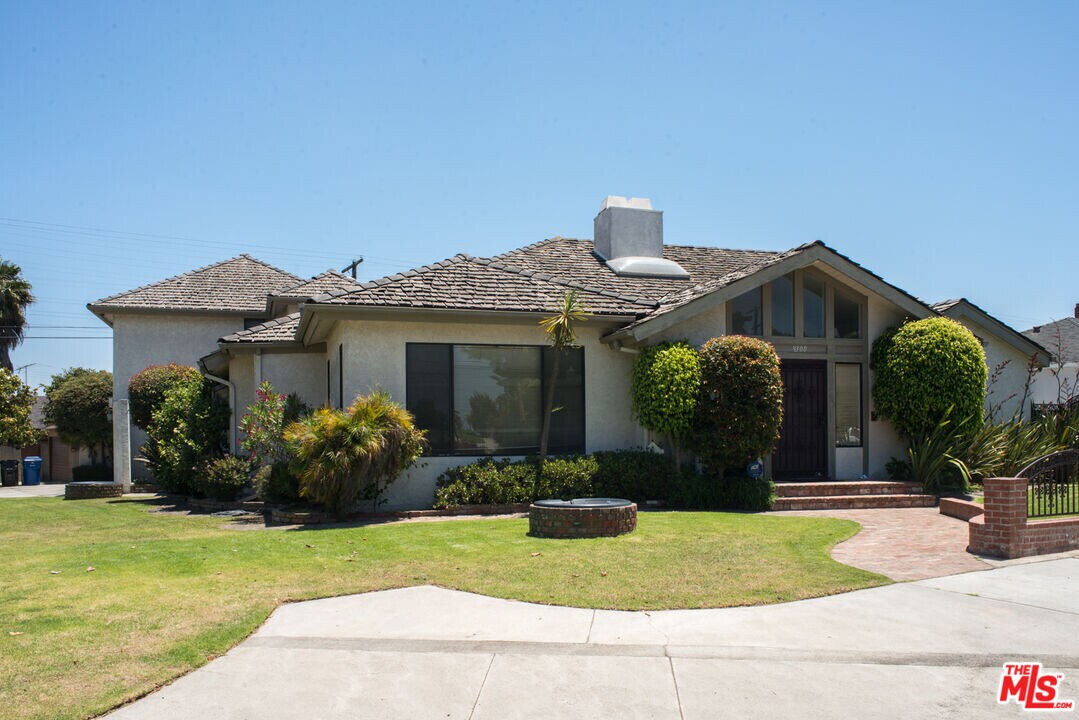 8300 Regis Way in Los Angeles, CA - Building Photo