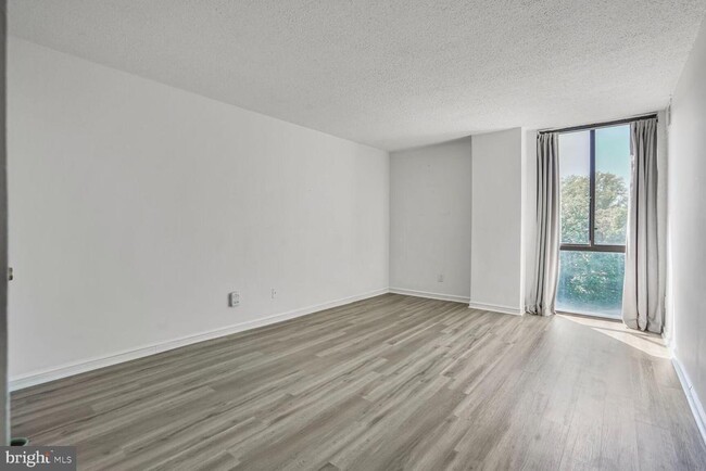 2300 Pimmit Dr in Falls Church, VA - Building Photo - Building Photo