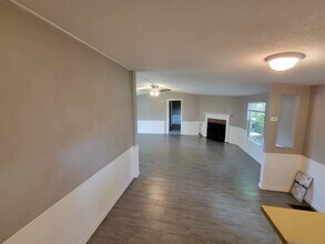 Charming 3-Bedroom, 2-Bath Home with Fence in Casselberry, FL - Building Photo - Building Photo