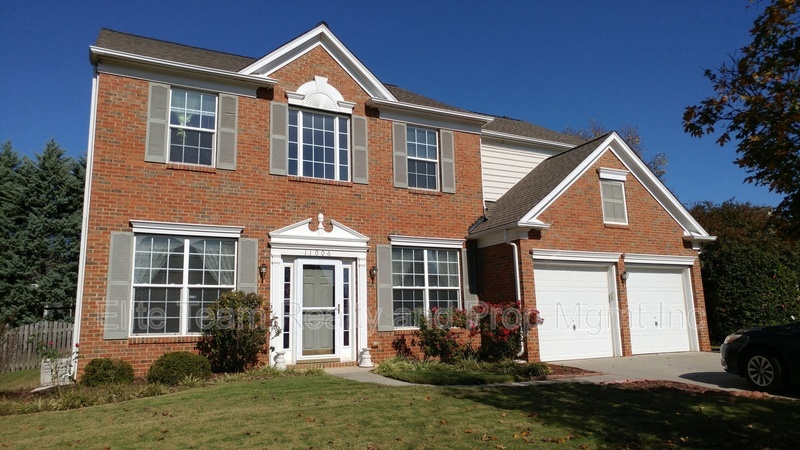 11006 Maplehurst Dr in Charlotte, NC - Building Photo