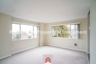 4314 S View Point Ter in Portland, OR - Foto de edificio - Building Photo