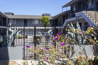 Talmadge Pacific Apartments in San Diego, CA - Foto de edificio - Building Photo