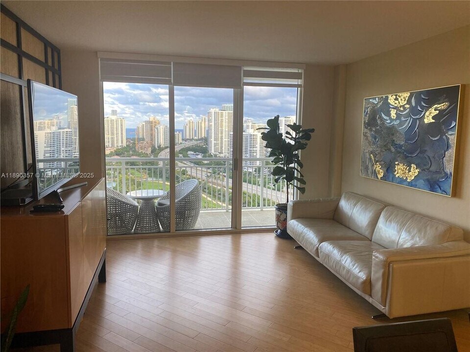 19501 W Country Club Dr in Aventura, FL - Building Photo