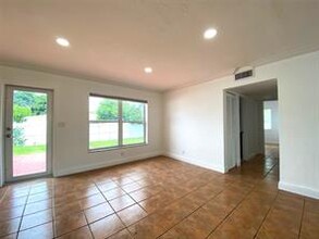 736 SW 6th Ave in Hallandale Beach, FL - Building Photo - Building Photo