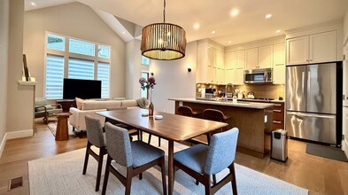 2430 Henry Av in Sidney, BC - Building Photo - Building Photo