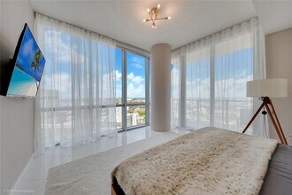 851 NE 1st Ave, Unit 3402 in Miami, FL - Building Photo - Building Photo
