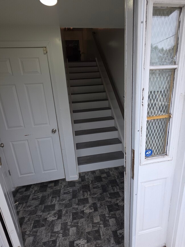 26 Winans Ave, Unit Dante in Newark, NJ - Foto de edificio - Building Photo