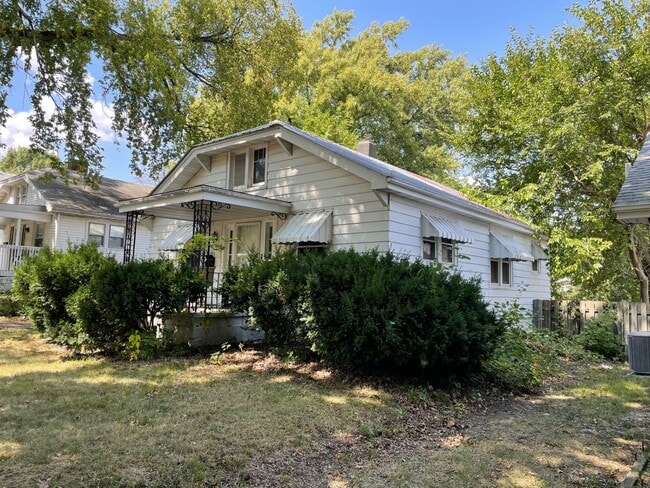property at 1094 E Clay St